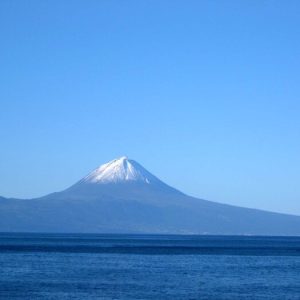 Ilha_do_Pico_vista_da_Fajã_Grande,_Calheta,_ilha_de_São_Jorge,_Açores,_Portugal