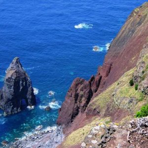 Ilhéu_e_falésia_da_Ponta_dos_Rosais,_ilha_de_São_Jorge,_Açores,_Portugal